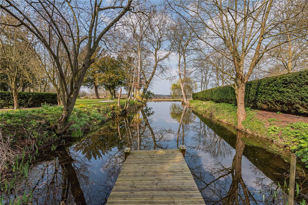 StacksProperty's tweet photo. "There seems to be a lot of former #vicarages and #rectories coming on to the market in #Suffolk right now. Take a look at this wonderful example, on with @savills. Dates to the 15th C. & fully refurbished by the current owners - 3.2 acres of grounds." - Stacks Suffolk https://t.co/Orga1fmobP