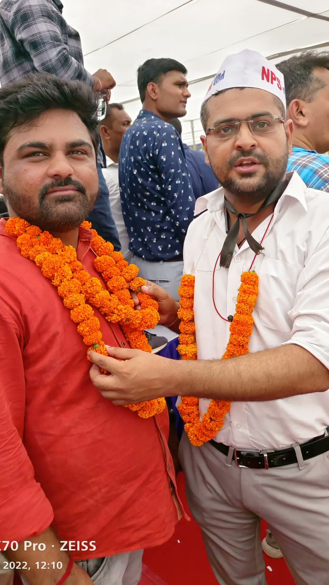 VishnuD83374929's tweet photo. જૂની પેન્શન યોજનાનો પુનઃ અમલ અનેઅન્યાયકારી ન્યુ વર્ધિત પેન્શન યોજના દૂર કરવા માટે સમગ્ર રાજ્યભરમાંથી અંદાજે 85000 ઉપરાંત કર્મચારીઓ સત્યાગ્રહ છાવણી પર ઉમટી પડતાં ધરણા માટેનોસમિયાણોપણનાનોપડેગયો.કર્મચારીઓ સમિયાણા બહાર ખુલ્લામાં 46 ડિગ્રી તાપમાનમાં પણ રોડ અને ખુલ્લામાં ધરણા કાર્યક્રમ https://t.co/wo972uIkRi