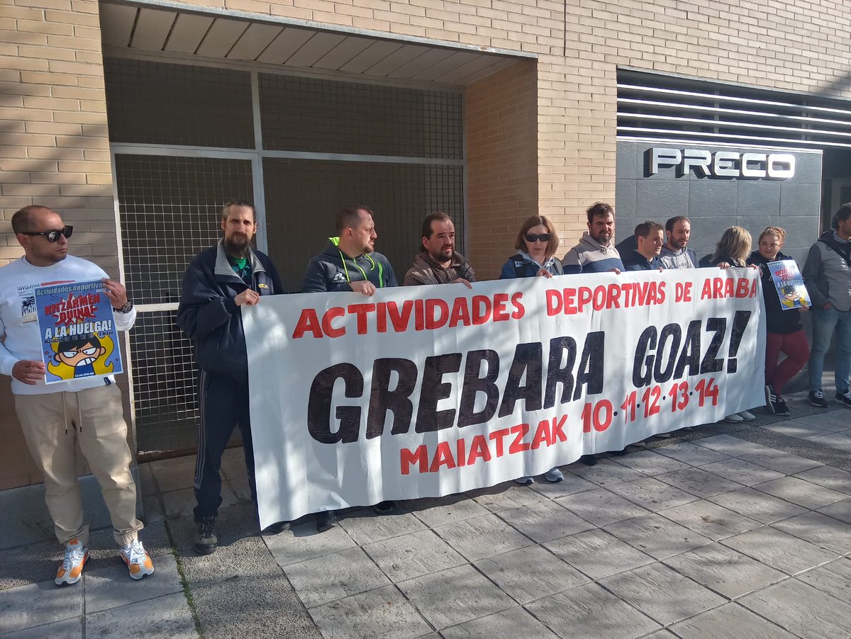 act_sos's tweet photo. Gaurko bilera garrantzitsuaren atarian, Arabako Kirol jardueretako langileok PRECOren atearen aurrean mobilizatzen ari gara. https://t.co/YYQQY1tKKu