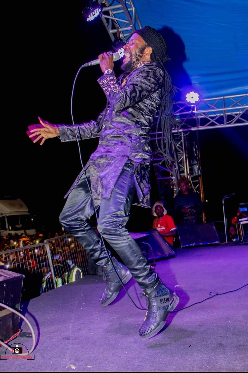 MunasheMus3ba's tweet photo. The way l like Winky D makes me understand varume vese vanonzi vakadyiswa nevakadzi.. Whatever you do, don't Google the prize of that shoe😹😹. https://t.co/ki9KQlWAMq
