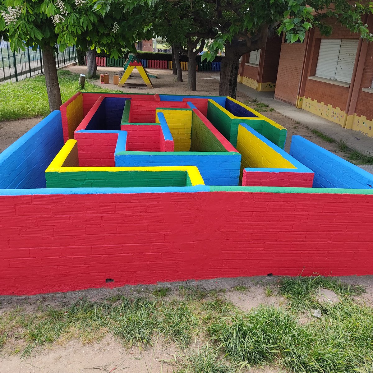 escolamontseny's tweet photo. Ahir, un grup de famílies de l'@ampamontseny ens va restaurar i deixar com nou el laberint! També van arreglar les jardineres! Sou molt tops! Avui fareu feliç a molta canalla! Moltes gràcies! @ajmollet @CRPVOII @SSTTMVO #educaciopublica https://t.co/M3mdghWe1N