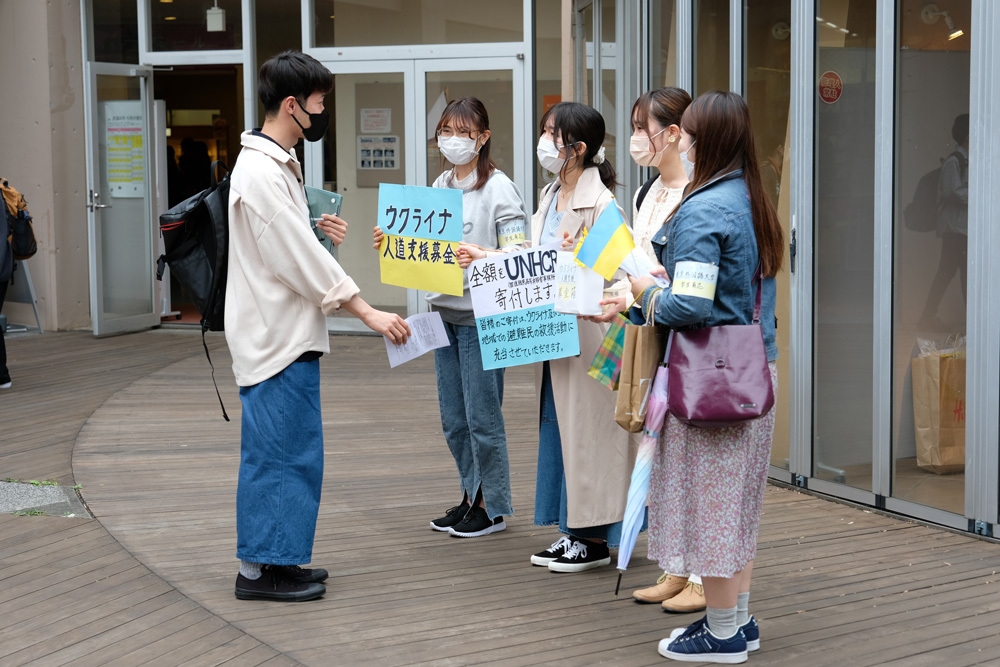 TUFS_PR's tweet photo. 【TOPIC】本学学生の有志が、ウクライナの人道支援を目的とした募金活動を開始しました。
5/9-13の昼休みの時間帯に大学会館円形食堂前で募金を受け付け、募金してくださった方には、学生有志が作成したウクライナ語の挨拶表現や文化を紹介したリーフレットを配付しています。
https://t.co/SwMKtuDn9F https://t.co/38EoTa0aJN
