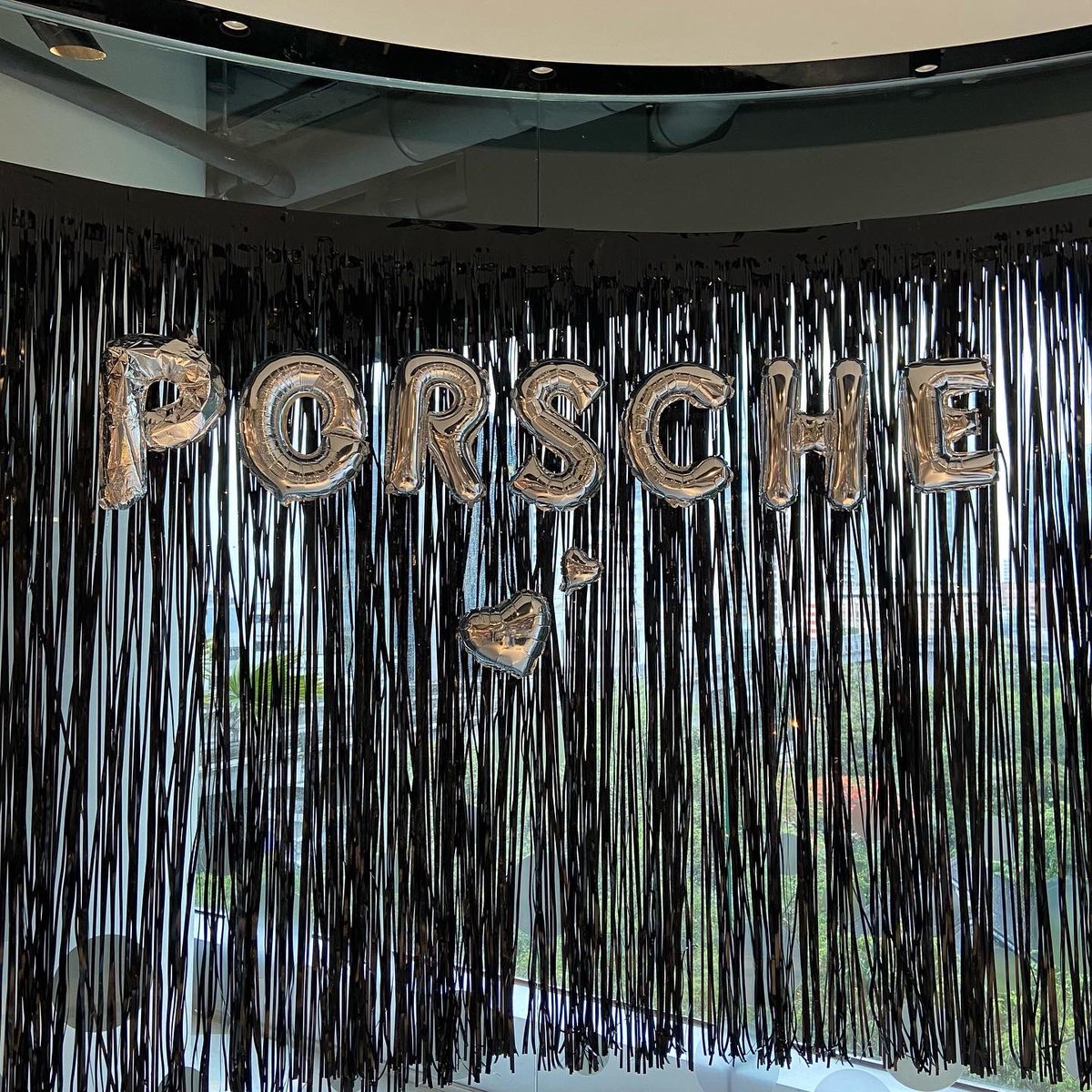 junexxsivk's tweet photo. เพิ่งได้มีโอกาสมาลงรูป แกลสวยมากๆคับ🤩🤩🤩 #PorscheBDAYGAllery https://t.co/wms8cUMthp