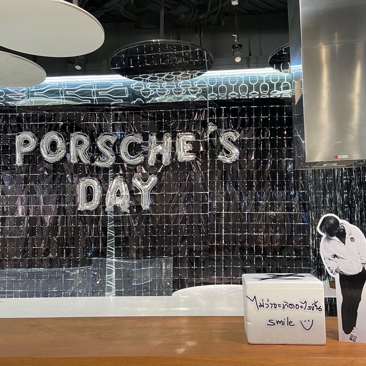 junexxsivk's tweet photo. เพิ่งได้มีโอกาสมาลงรูป แกลสวยมากๆคับ🤩🤩🤩 #PorscheBDAYGAllery https://t.co/wms8cUMthp