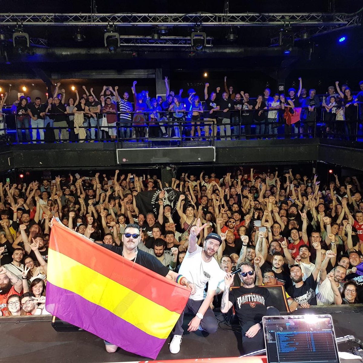 chikosdelmaiz's tweet photo. ¡Un millón de gracias Mallorca! Fue maravilloso volver a sentir el calor de una sala. 

#SummerTour22 
#MallorcaEsFonki https://t.co/Jq3INAEXJF