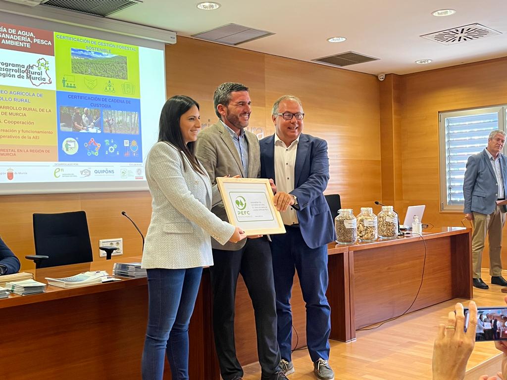 biomasmur's tweet photo. Antonio Luengo @RM_Agua recoge el certificado #PEFC de #GestiónForestalSostenible de la mano de @esteban_jordan como representante de #CERTIMUR y Rocío García, en representación de @biomasmur https://t.co/wa7MuGnInM