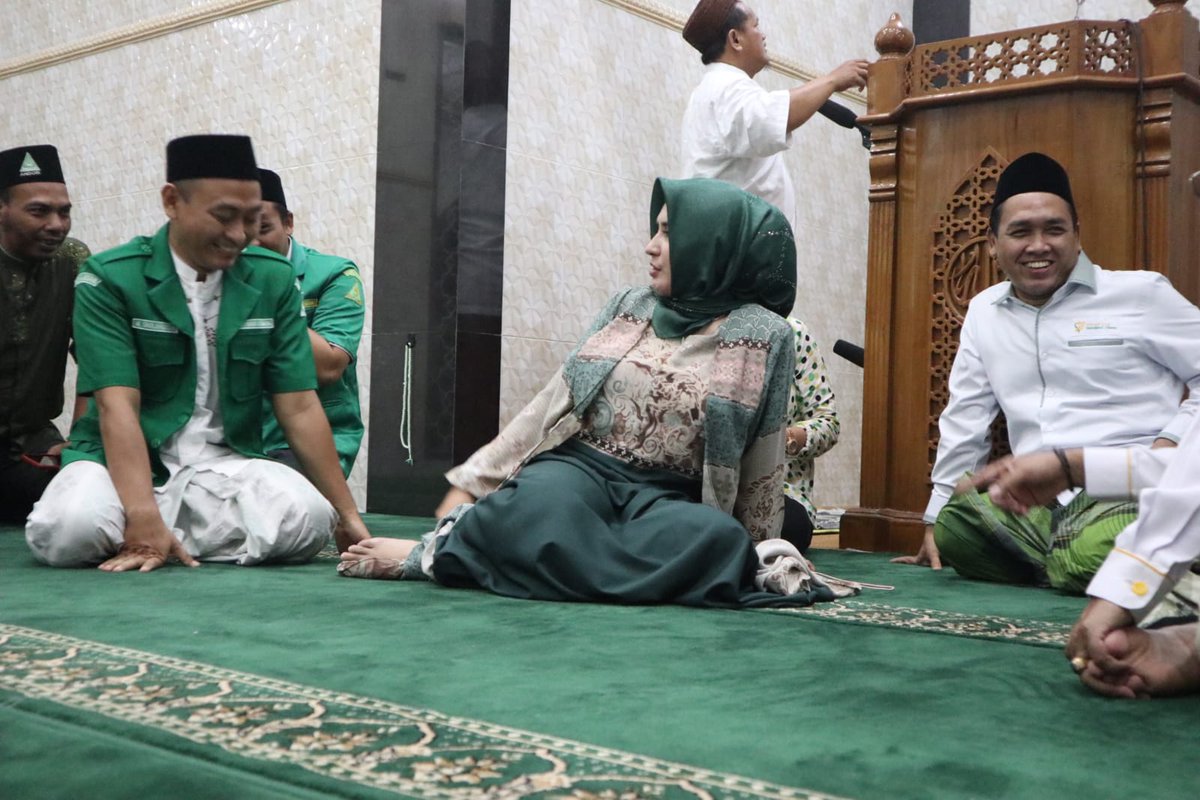 ansorkotasantri's tweet photo. Silaturahmi Pengurus Cabang GP Ansor Kabupaten Pekalongan ke Ulama dan Umara Kabupaten Pekalongan.

"Siapapun pemimpin kita  maka hormarti dan hargai dia". Jangan terlalu retorika dan berprasangka dalam berkhidmat. https://t.co/bwuBE173Bz
