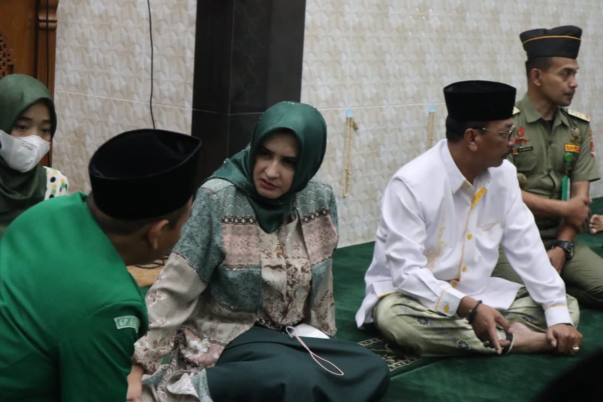 ansorkotasantri's tweet photo. Silaturahmi Pengurus Cabang GP Ansor Kabupaten Pekalongan ke Ulama dan Umara Kabupaten Pekalongan.

"Siapapun pemimpin kita  maka hormarti dan hargai dia". Jangan terlalu retorika dan berprasangka dalam berkhidmat. https://t.co/bwuBE173Bz