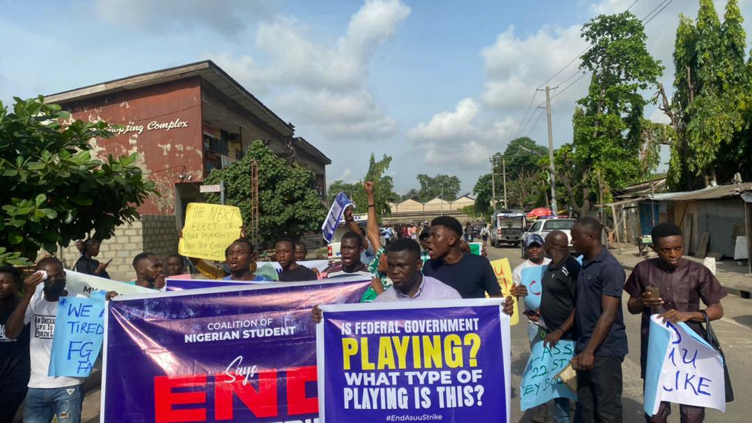 Retweet aggressively … if you’re around Unilag you can join the protest as we match in solidarity to demand for our rights . This strike has to end, our education should be a priority. #EndASUUStrikeNow #ASUU #EndASUUStrike