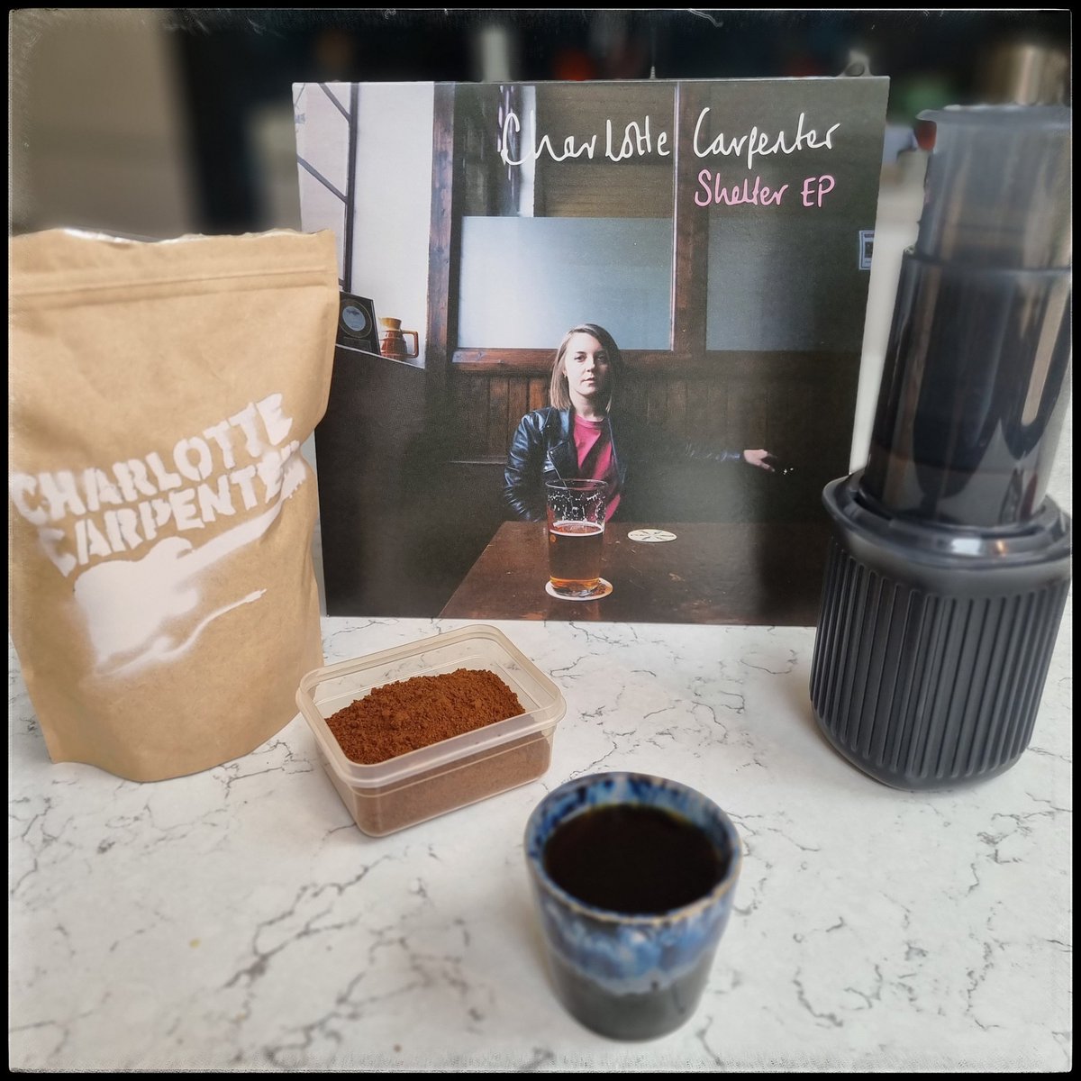 LeedsGigs_'s tweet image. Spoils from last night's gig...
Very tasty morning coffee courtesy of @ccarpentermusic branded #Unico single origin coffee beans and some fab vinyl 
🎶🖤☕️
 #QualityMerch #GreatStartToTheWeek #CoffeeTime