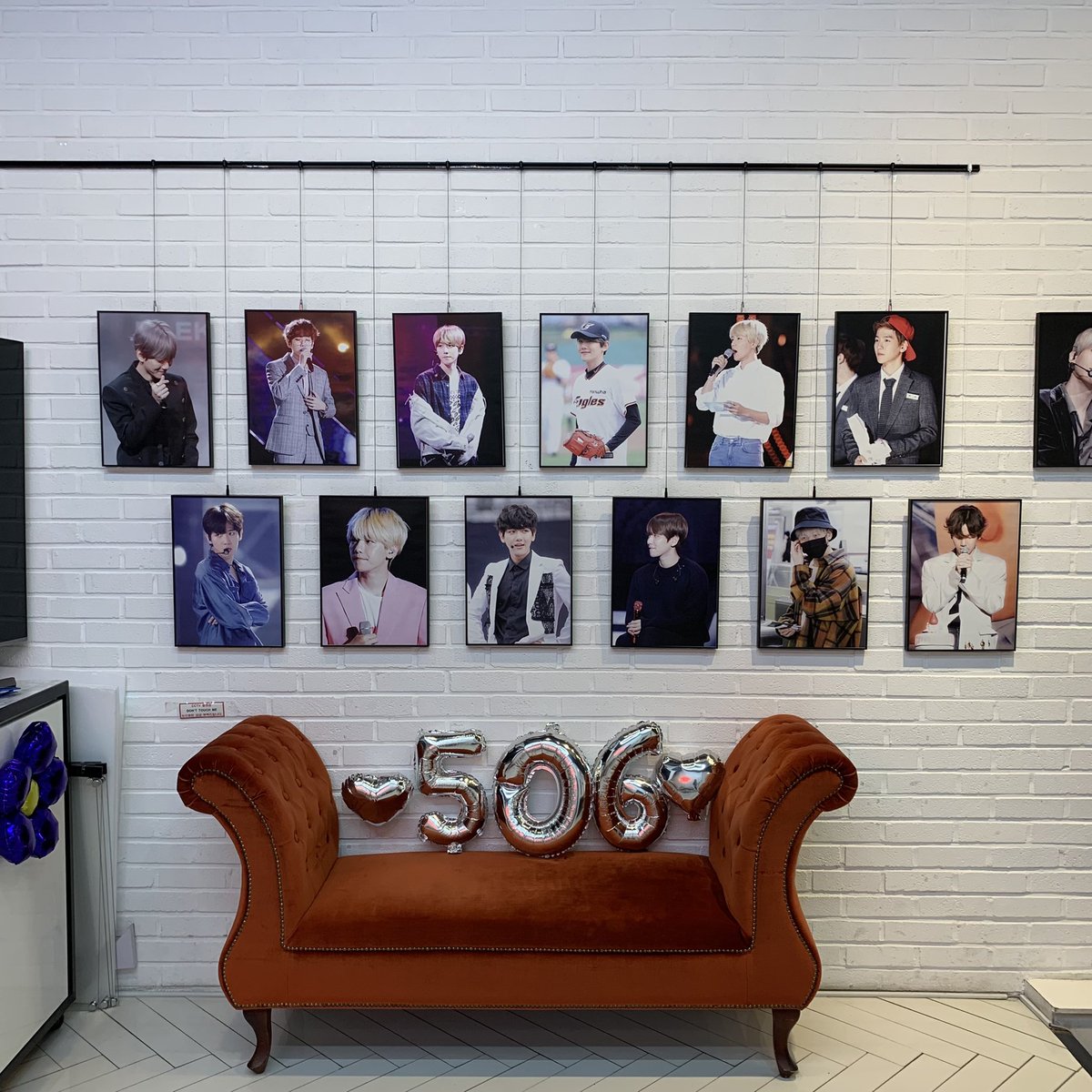 mulkongee's tweet photo. 찐으로 마지막 생카!! 사장님 넘넘 친절하시구 1,2층 그리고 노래까지 온통 백현이로 가득차서 좋아따>_< 백현아 생일 넘넘 축하했어💗💗💗
#SpringinMay_06
#딱_보고싶은_시간_큥일 https://t.co/ZIcL5aphSv