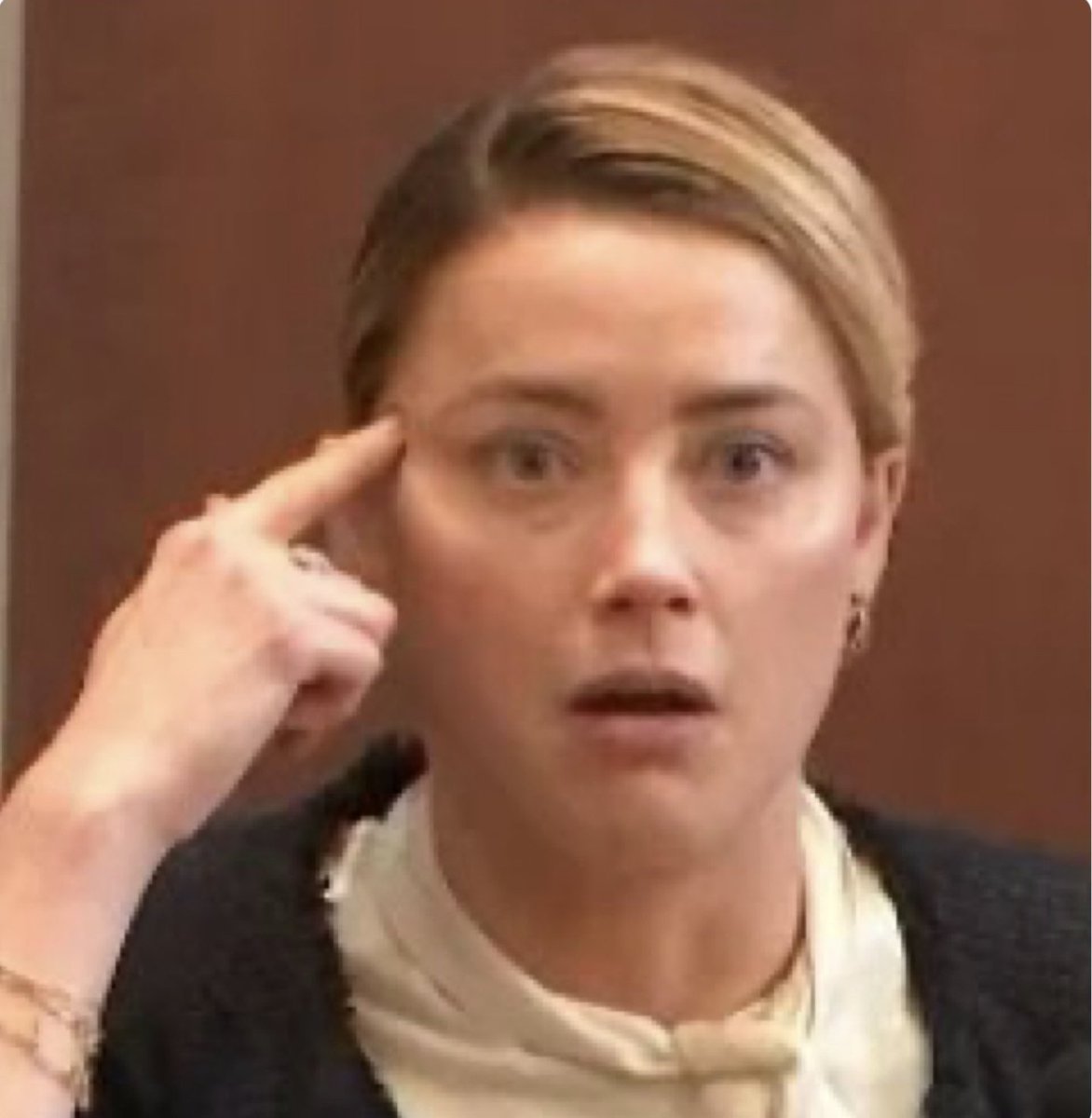 mrsdurrell_jo's tweet photo. “I don’t hesitate and wait — I instantly think of Kate Moss and stairs.”

And it was in this moment #AmberTurd knew she fucked up !! 
#JohnnyDepp #JohnnyDeppAmberHeardTrial #KateMoss #AmberHeardIsALiar #amberheardisapsychopath #JohnnyDeppAmberHeardTrial #JusticeForJohnny https://t.co/hQViWupjkw