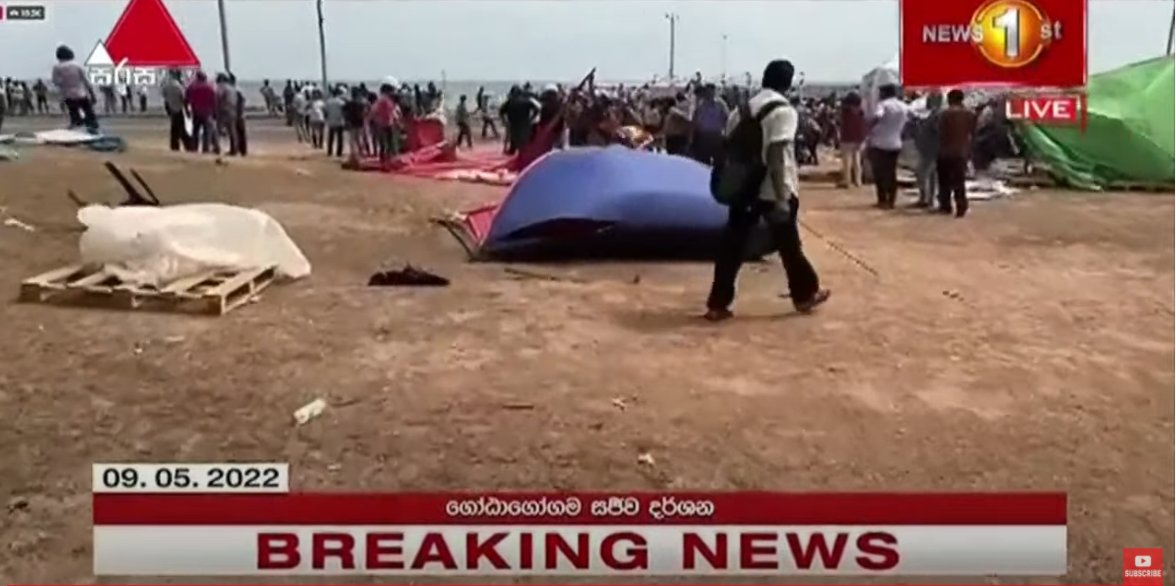 NewsfirstSL's tweet photo. More people have joined the GotaGoGama protestors to help set up the tents that were dismantled and destroyed.

#lka #SriLanka #SLnews #News1st #ProtestLK #MynaGoGama #TempleTrees #Police #GotaGoGama #PoliceCurfew https://t.co/3iRI8CUGcf