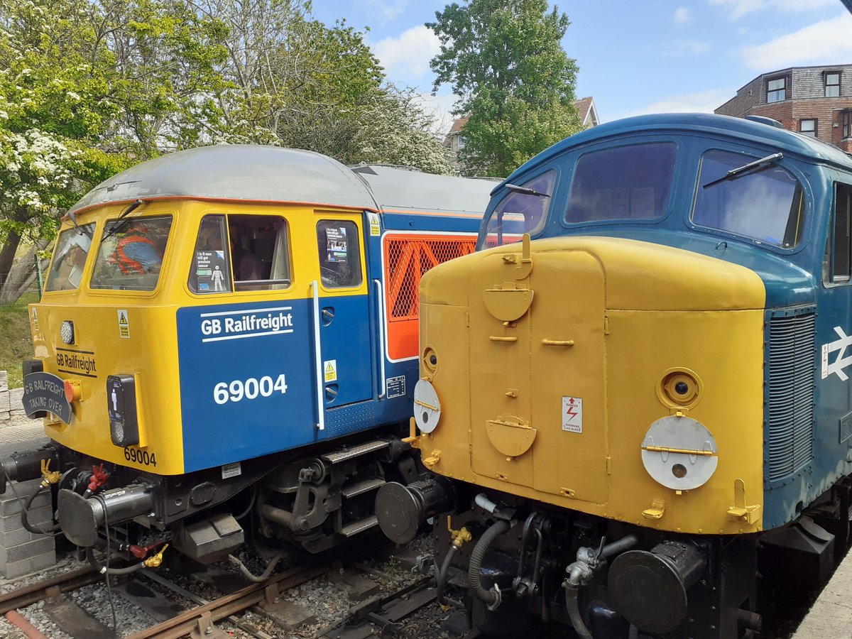 g5btb5g's tweet image. #class44 44004 (D4) and #class69 69004 at Swanage on Saturday

@SwanageRailway @SwanRailway @railcamlive (railcam.uk) @SparkyTheClown #RailFocusUK (facebook.com/RailFocusWorld/) @GBRailfreight