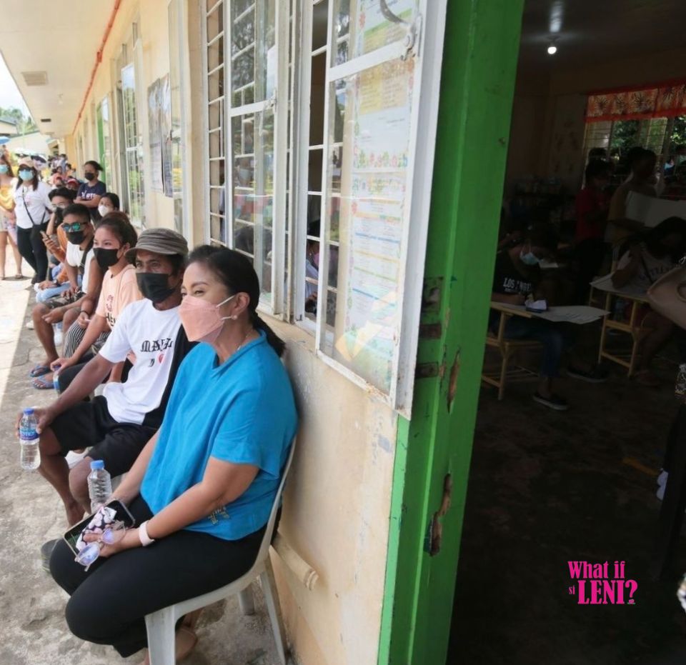 WhatifsiL's tweet photo. VP Leni, nakaboto na! Isang huwarang lider! Hindi humiling ng special treatment at sumunod sa protocols. #Ipana7oNa10ParaSaLahat #whatifsileni #SwitchToLeni #LeniRobredoForPresident #Halalan2022 #vote2022 #Eleksyon2022 https://t.co/Xhj2ZM2VFC