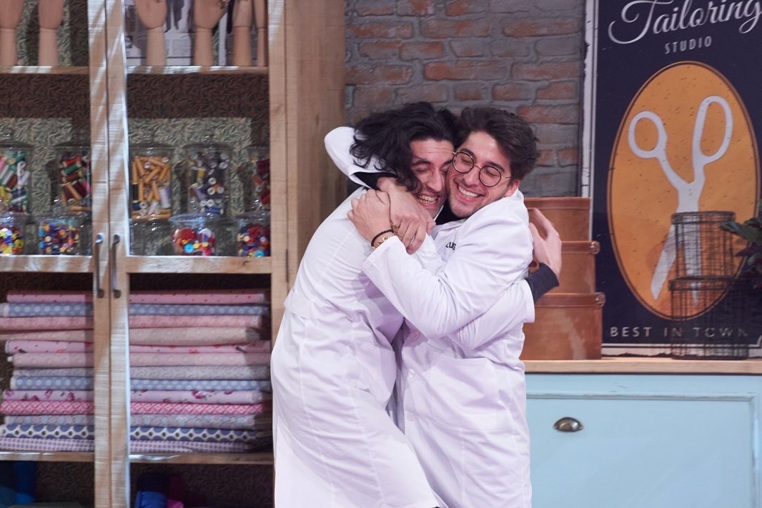 MaestrosCostura's tweet photo. ¡Qué imágenes tan bonitas nos dejó la final de #MaestrosDeLaCostura!

Como ganador, @lluismdlc4 disfrutará de un curso de Diseño de Moda en el @csdmm. 

@borjamdlc3 realizará el diploma Vogue de Estilimos y Producción de moda impartido por Condé Nast College Spain @VogueSpain https://t.co/Kd4bOQaVvi