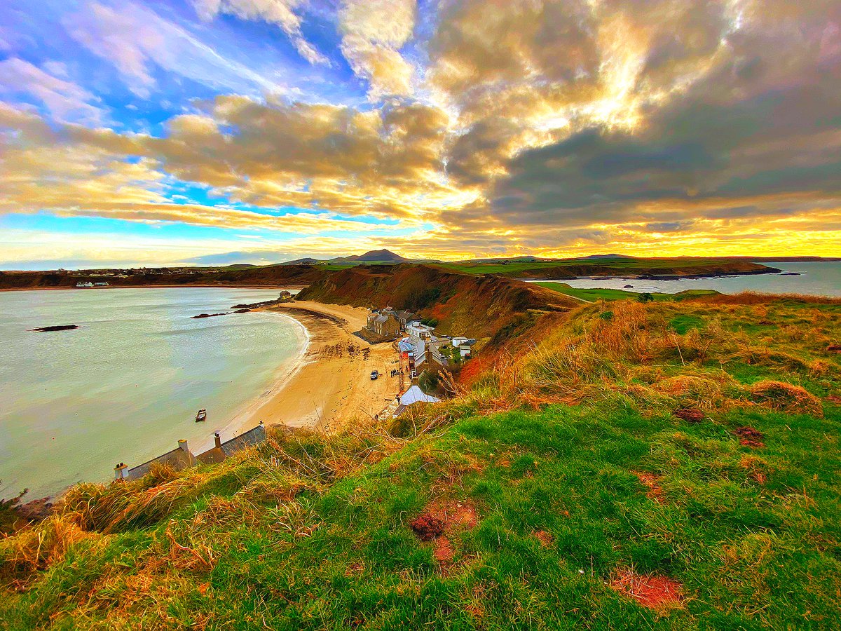 Llelo2801's tweet photo. ‘Porthdinllaen’ 😄🏴󠁧󠁢󠁷󠁬󠁳󠁿
Llun i hodi calon ar gora glawog!
Cheer up photo on a rainy morning!
@carolvorders @AledHall @hooson21 @Ruth_ITV @ItsYourWales @bootlegger1974 @StormHour @ThePhotoHour @carolkirkwood @hawley_caroline @RealShanCothi @sianharries_ https://t.co/m0xFQx95Ds