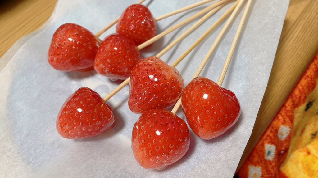 zu_3_zu's tweet photo. いちご飴食べたいって言ったら
旦那様が作ってくれた🍓 https://t.co/K3T4eQpD1R