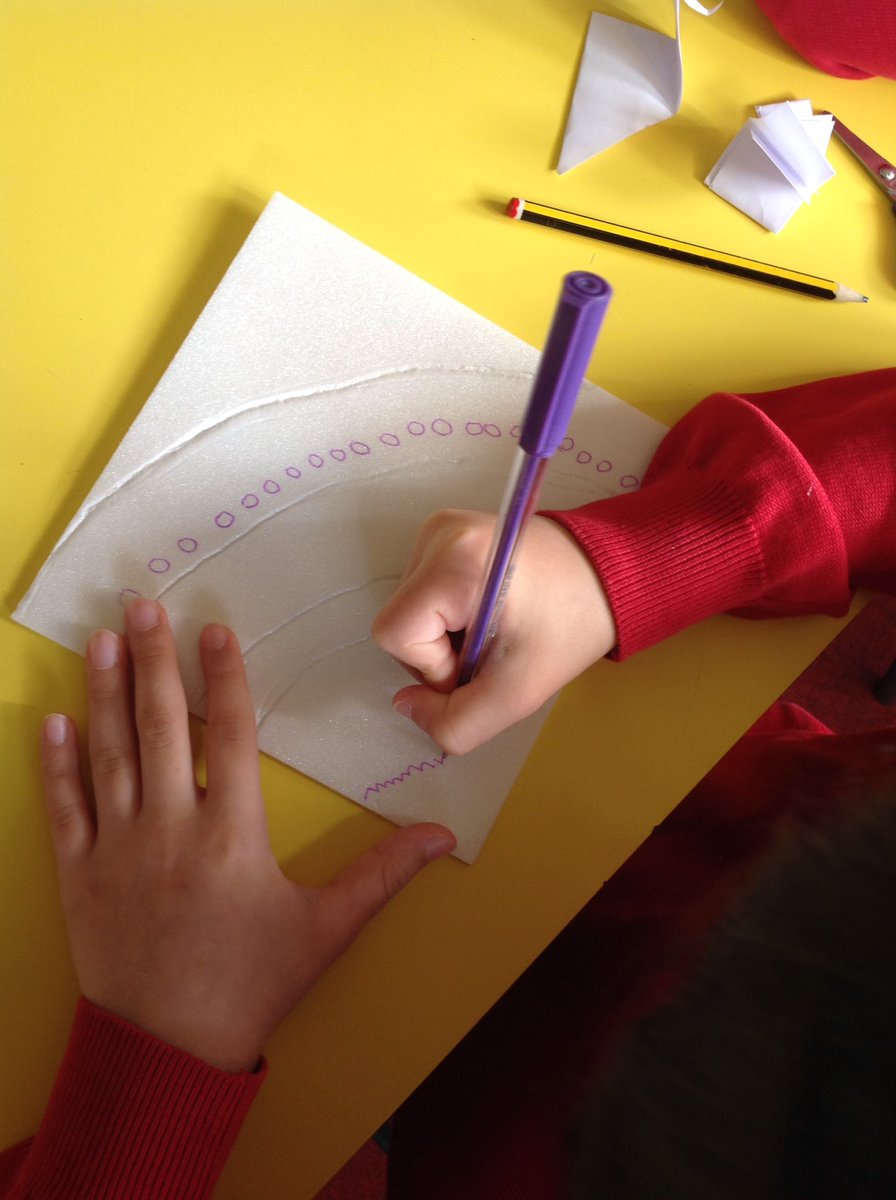 LeighPrimary's tweet image. 4B are using styrofoam to design a pattern. This will be used for printing a repeated pattern in our next lesson. #art #williammorris #repeatedpatterns
