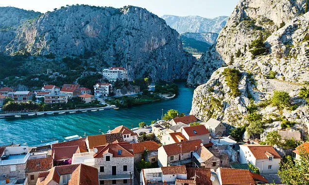 MoloLozna's tweet photo. #British @DailyMail published an article praising #whitewater #rafting and #kayaking on the #Cetina #river. We are happy to organise such tours from #Postira, #Brac for our guests and help them get the best experience, as described: https://t.co/dn6CS3KFuH https://t.co/7eUd1h66TI