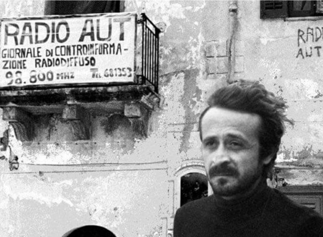 Pascarella2013's tweet photo. Da Radio AUT volava alto er messaggio 
la mafia non c'ha onore, è solo merda
la voce sua invitava a ave' coraggio
"chi vo' la libertà se la riprenda"

Peppino pe' li cari e i conoscenti
parole dure e toste come sassi
da lancia' contro quer Badalamenti
lontano solamente 100 PASSI https://t.co/mx3MB8m2Jr