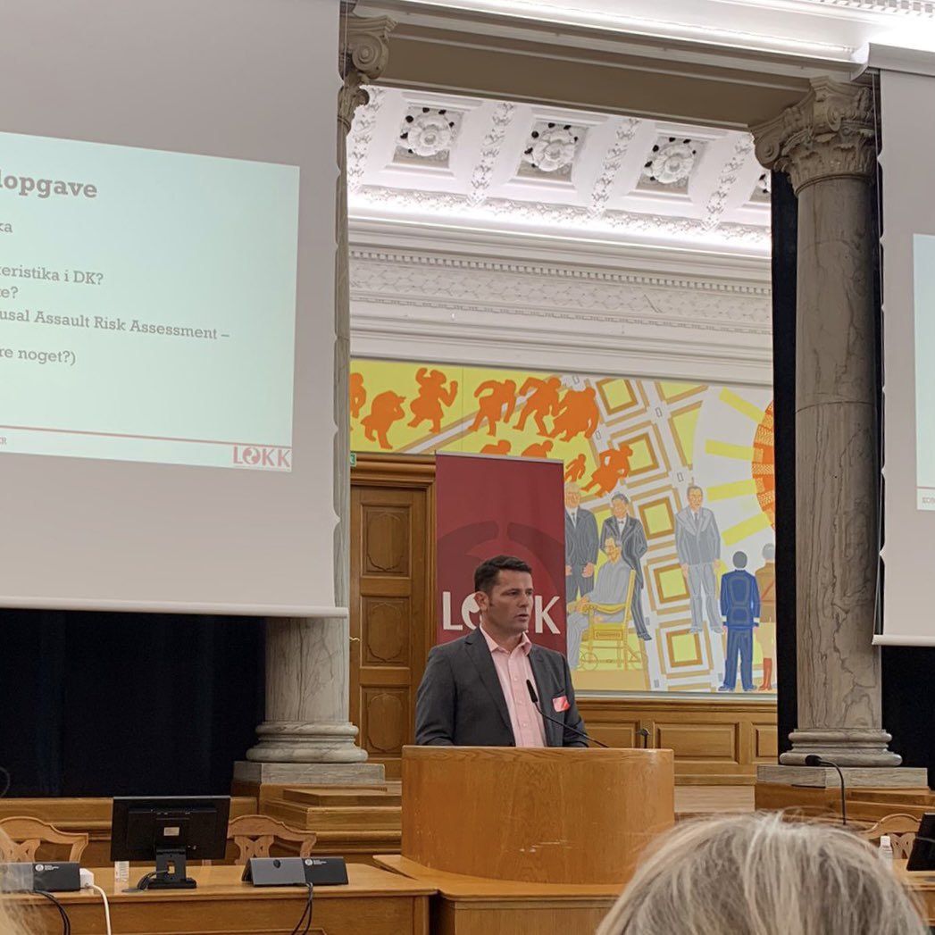 DannerDk's tweet photo. Vicepolitiinspektør Søren Rye fortæller, at tal fra både DK og England viser, at antal af drab generelt er faldende, pånær partnerdrab, som forbliver på et stabilt, højt niveau. Vi er som samfund forpligtede til at sætte ind overfor den største enkeltstående drabstype! 

@LOKK_dk https://t.co/5eafxJNHXK