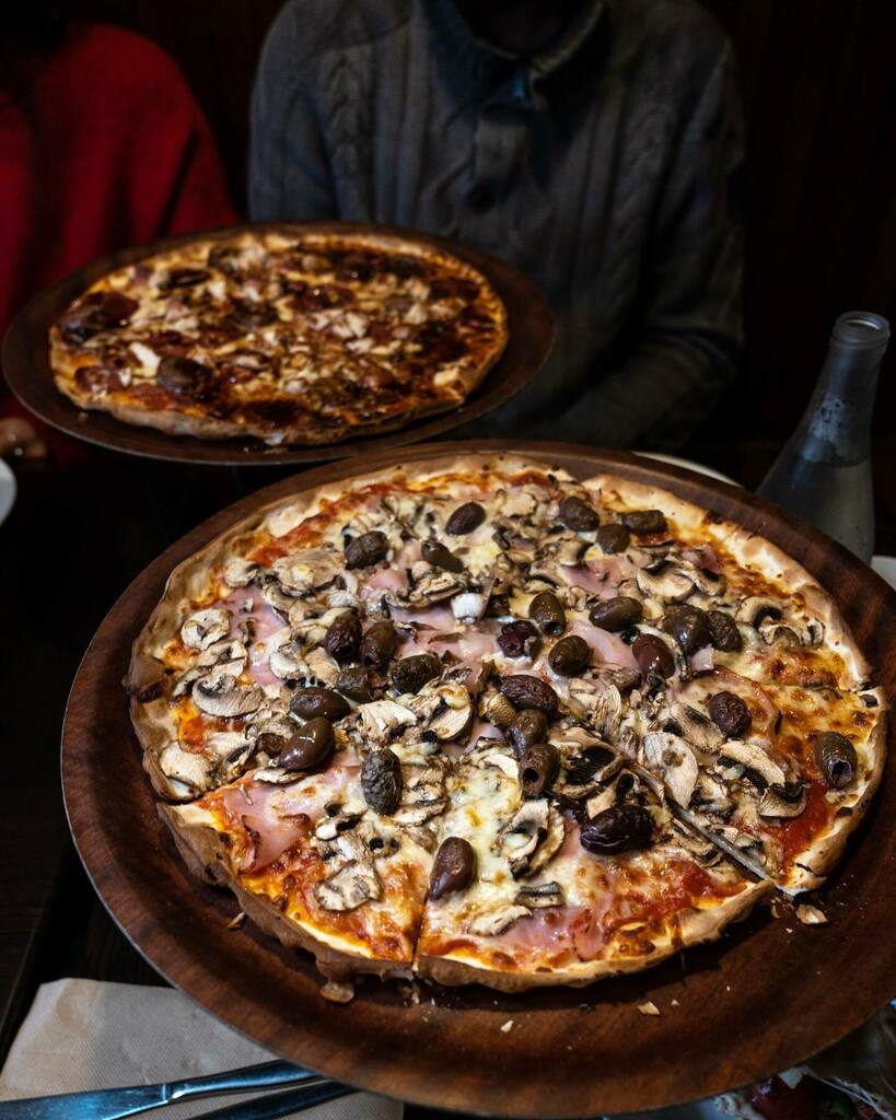 jimmywongeats's tweet photo. Definitely a feast on a Monday with delicious thin crust pizzas, pear & rocket salad and garlic prawns 🍴
•
•
•
#pizza #garlicprawns #arthurspizza #paddington #eeeeats #invited #photographylife #sydneyfoodblog #sharefood #sydneyfood #sydneyeats #sydne… https://t.co/V67npnRs8B https://t.co/jiSUQTLH1o