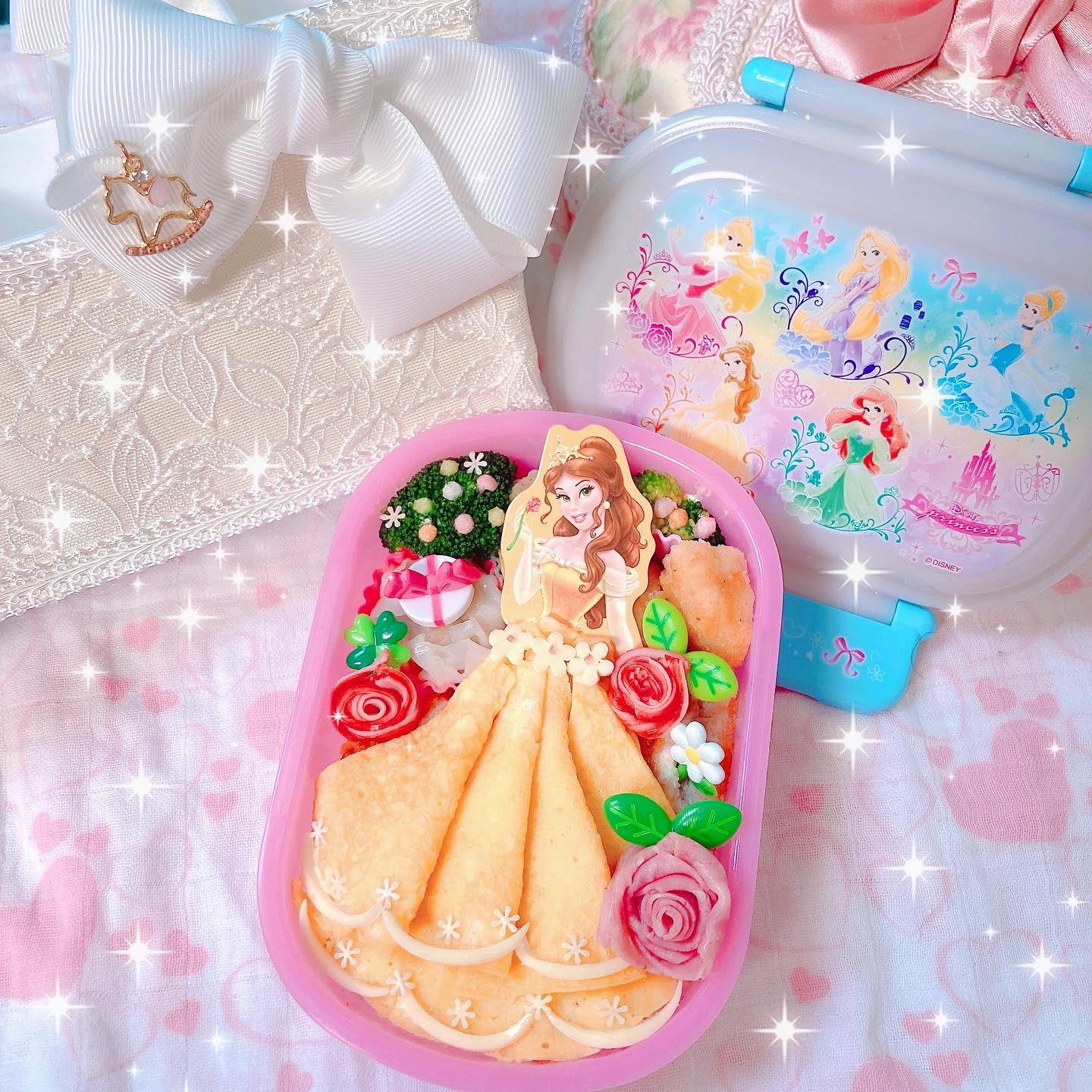 みら キャラ弁 お弁当記録 今日はプリンセス弁当 でした 美女と野獣のベルだよ ドレスはオムライスです 薔薇の花はカニカマとハムをくるくる 新しく買ったプリンセスのお弁当箱や水筒も可愛い 美女と野獣 ベル弁当 今日のお弁当 お弁当 みら キャラ弁 お弁当記録 今日はプリンセス弁当 でした 美女と野獣のベルだよ ドレスはオムライスです 薔薇の花はカニカマとハムをくるくる 新しく買ったプリンセスのお弁当箱や水筒も可愛い 美女と野獣 ベル弁当 今日のお弁当 お弁当