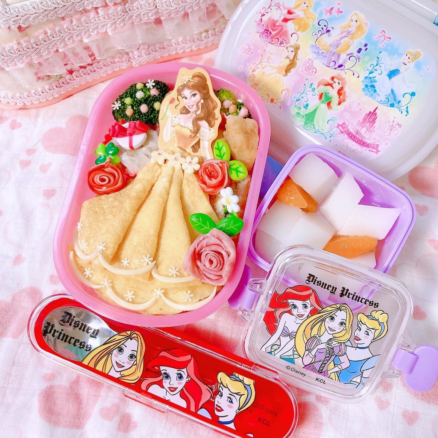 みら キャラ弁 お弁当記録 今日はプリンセス弁当 でした 美女と野獣のベルだよ ドレスはオムライスです 薔薇の花はカニカマとハムをくるくる 新しく買ったプリンセスのお弁当箱や水筒も可愛い 美女と野獣 ベル弁当 今日のお弁当 お弁当