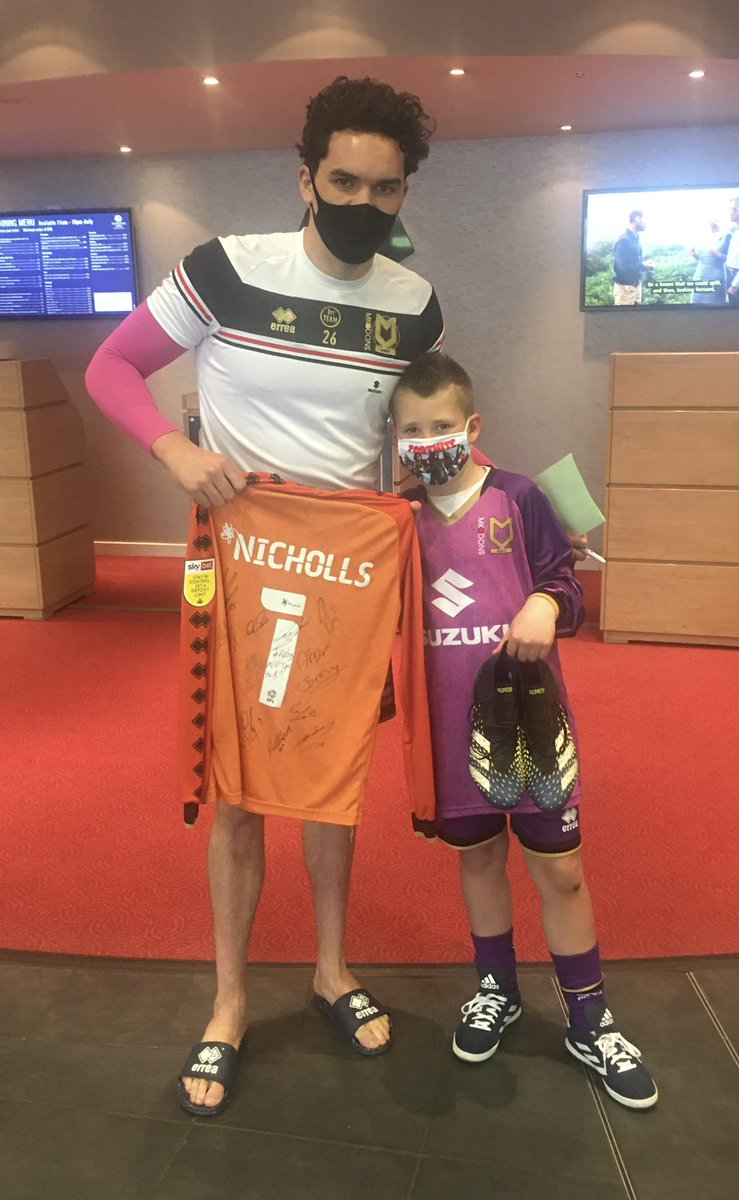 e111ots's tweet photo. 1 year on &amp; what can we say!!? @LeeNicholls this was ur last day &amp; we said ur time will come &amp; wow has it!! U have been outstanding &amp; deserve everything that goes with it!! 🧤What a great guy u are! 👍🏻 Good luck Friday &amp; Riley will be cheering u on buddy 🤞🏻💙🤍 @htafc #autism https://t.co/1GY8cSVqN8