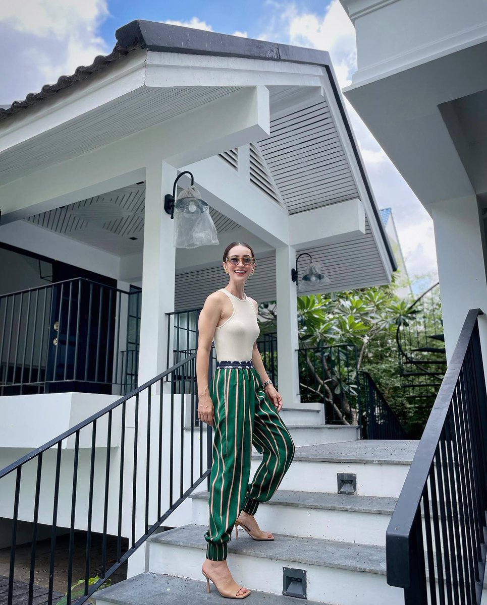 IwillgiveyouAT's tweet photo. แอนทองและร้องเท้ากับแว่นโปรด ตัวแค่เนี๊ยะ🤏🏻 https://t.co/XjuHZ8qUlR