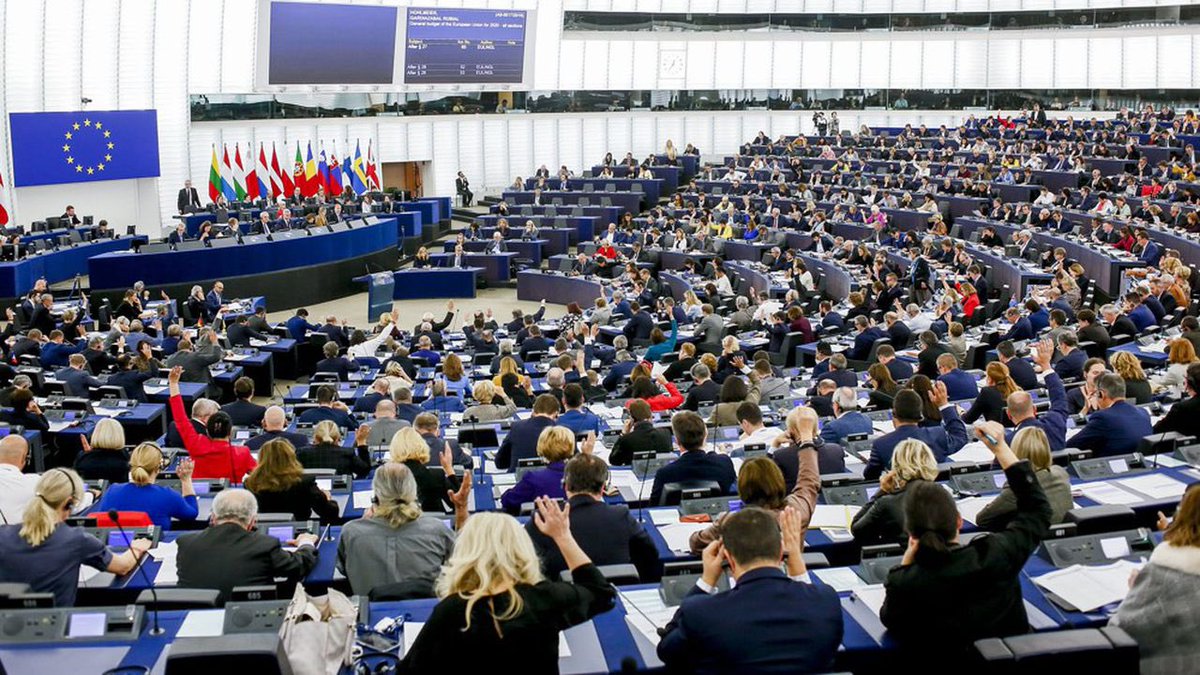 9 mai 2022, 2 mondes s’opposent:

À Moscou,dans l’autocratie de Poutine, chars et armées défilent

A Strasbourg au Parlement🇪🇺, clôture de la Conférence sur l’Avenir de l’🇪🇺, projet d’<a href="/EmmanuelMacron/">Emmanuel Macron</a> pour construire avec les citoyens une Europe plus démocratique &amp; plus souveraine