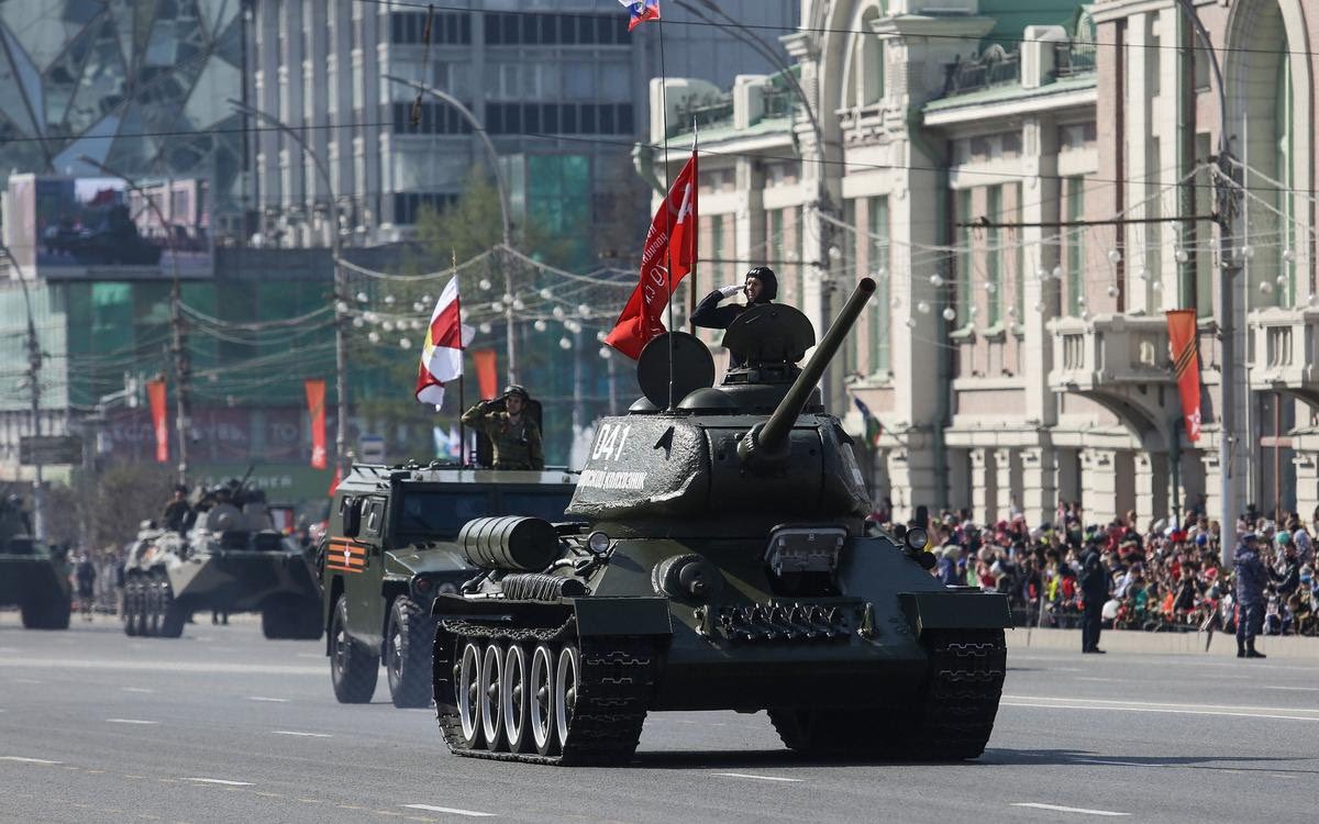 RenewEuropeFRA's tweet photo. 9 mai 2022, 2 mondes s’opposent:

À Moscou,dans l’autocratie de Poutine, chars et armées défilent

A Strasbourg au Parlement🇪🇺, clôture de la Conférence sur l’Avenir de l’🇪🇺, projet d’@EmmanuelMacron pour construire avec les citoyens une Europe plus démocratique &amp; plus souveraine https://t.co/CkHPajprIS