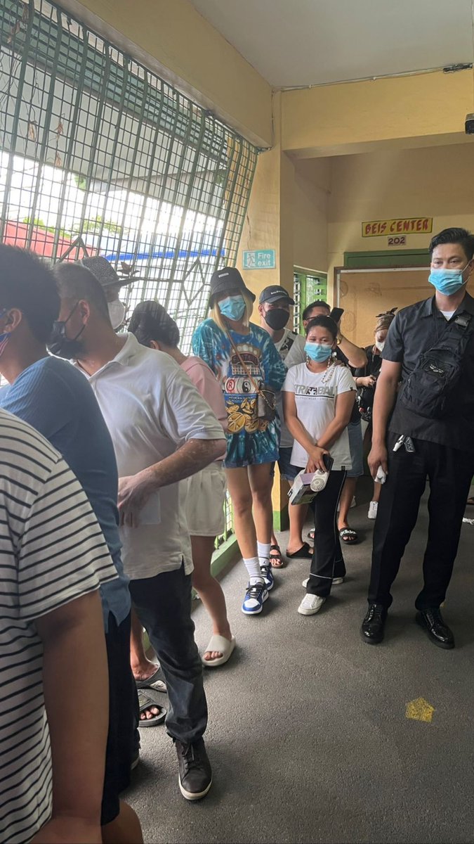 inquirerdotnet's tweet photo. PATIENT PRAYBEYT BENJAMIN

LOOK: Television host and actor Vice Ganda shares in an Instagram Story a photo of her patiently waiting while in queue to cast her vote.

📸: Vice Ganda/ Instagram Story
#OurVoteOurFuture  #VotePH https://t.co/EjSwfVQUyk