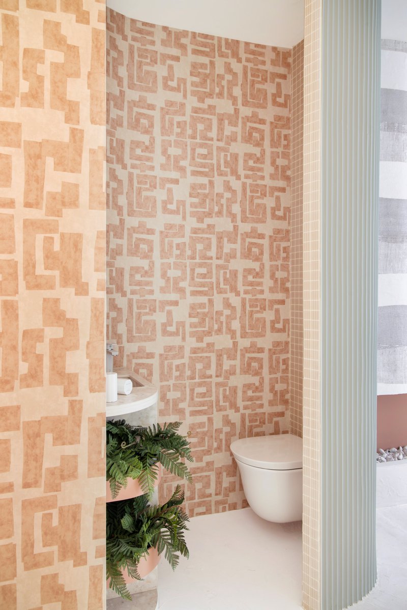 HISBALITmosaico's tweet photo. ¡#BAÑOS MINI con PAREDES EN CURVA!
#Revestimiento : Yute #Rawhisbalit | Un #mosaico #ondulado de estética artesanal inspirado en las fibras naturales
Espacio #Culmia @CasaDecor 2022 | 💗Proyecto: @VgLiving
📸: #Palomapachecoturnes
#Baño #bañospequeños #bañosmini https://t.co/n5CXKOzONs
