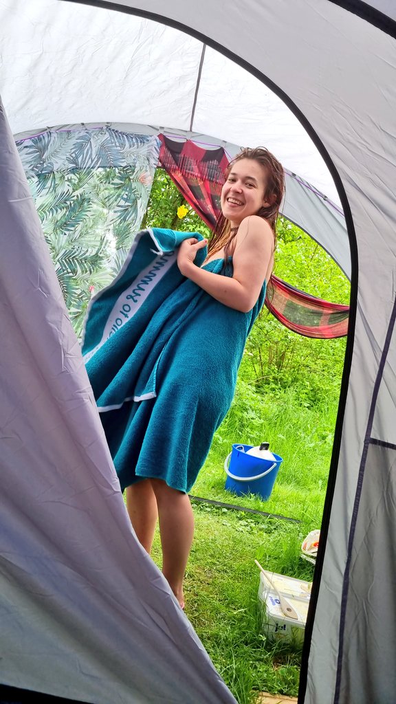 LinaWinter13's tweet photo. Guten Morgen 🙈😇 habt ihr gut geschlafen? Ich könnte ja bei 100 retweets das Handtuch fallen lassen🙈🙈😇 https://t.co/2XfTdgs4DP