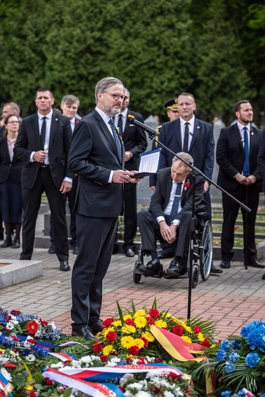 Oruto40141682's tweet photo. Jak ochranka pozná, že jim někdo nepicnul prezidenta?
Kontrolují to nějak? https://t.co/N9twOP6EJn
