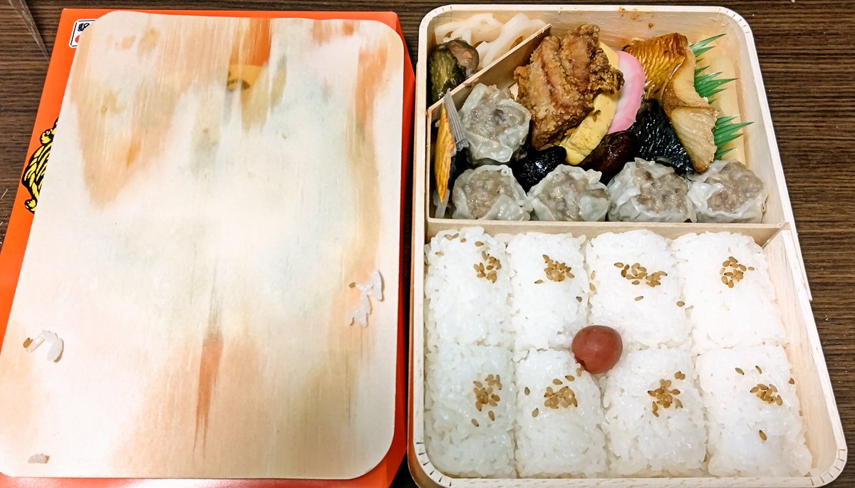 今日の夕飯は崎陽軒とコラボしたまねき食品の関西シウマイ弁当!!刻みレンコン入りのシウマイにあご出汁唐揚げ、拍子切り筍煮、だし巻きに鯖の幽庵焼きに黒花豆煮にかまぼこ柴漬けレンコンの甘酢漬けと関西出汁の風味が活かされた具材でとても美味しかった!
本家と食べ比べてしてみるのも良いかも 