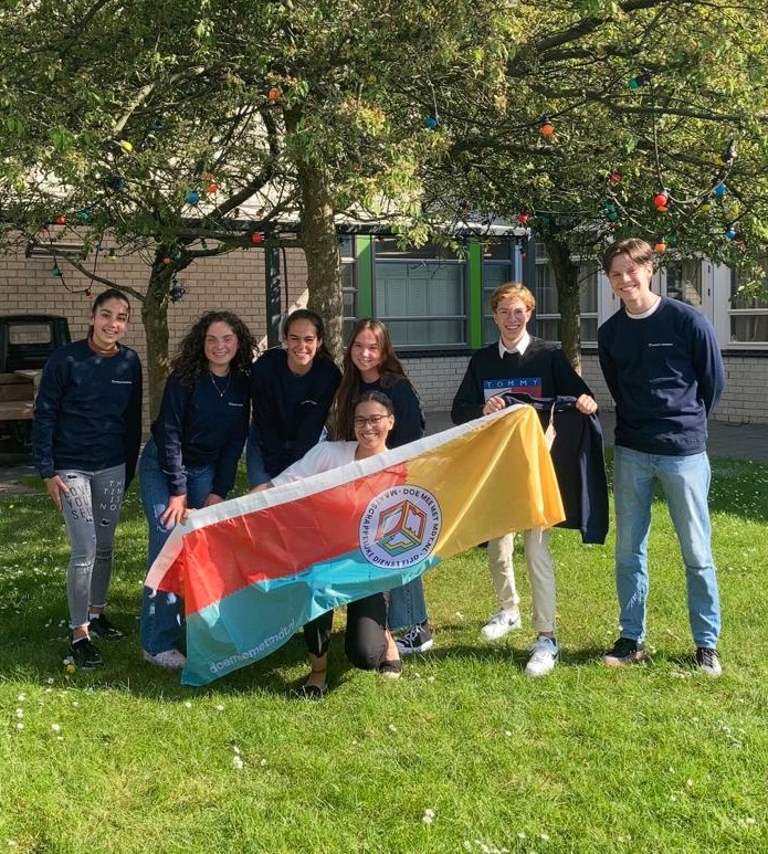 ZvElkaar's tweet photo. Trots op deze kanjers💜! Afgelopen vrijdag hebben zij hun #VrijwilligTraineeship afgesloten. Allemaal hebben zij zich een half jaar ingezet bij 1 of meerdere maatschappelijke organisaties in Zwijndrecht! En het mooie is.. zij zetten hun vrijwilligerswerk allemaal voort 🙌. https://t.co/Ht0KWrZq90