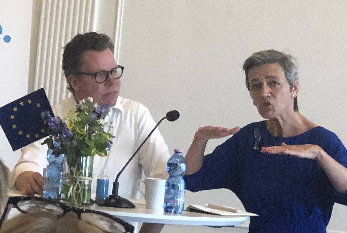 Fejre #EuropeDay med to af mine personlige yndlings europæere - <a href="/vestager/">Margrethe Vestager</a> og <a href="/mortenhelveg/">Morten Helveg</a> - som ‘tilfældigvis’ også er <a href="/radikale/">Radikale Venstre</a> 🇪🇺🇩🇰💜 #TænkNyt #StemJa #eupol #dkpol #Europadagen <a href="/RenewEurope/">Renew Europe</a>