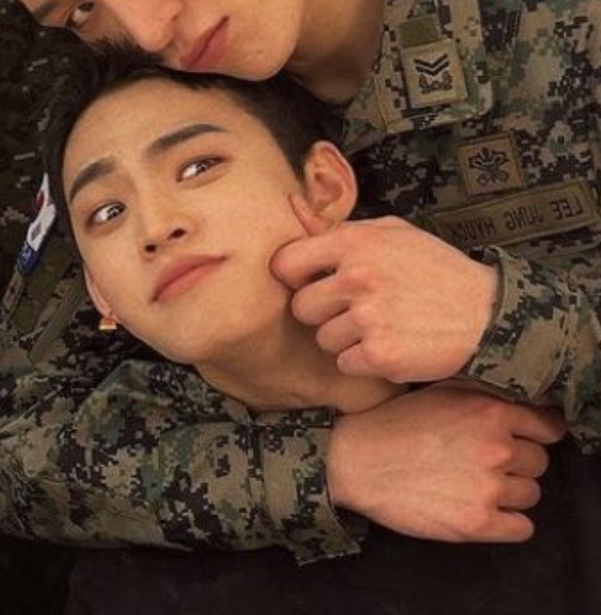 lvfryes's tweet photo. 김호진뮤지컬2번째인가3번째연장자라며
왜외간남자품에서귀염받고잇는데 https://t.co/UcvkwMPDHe