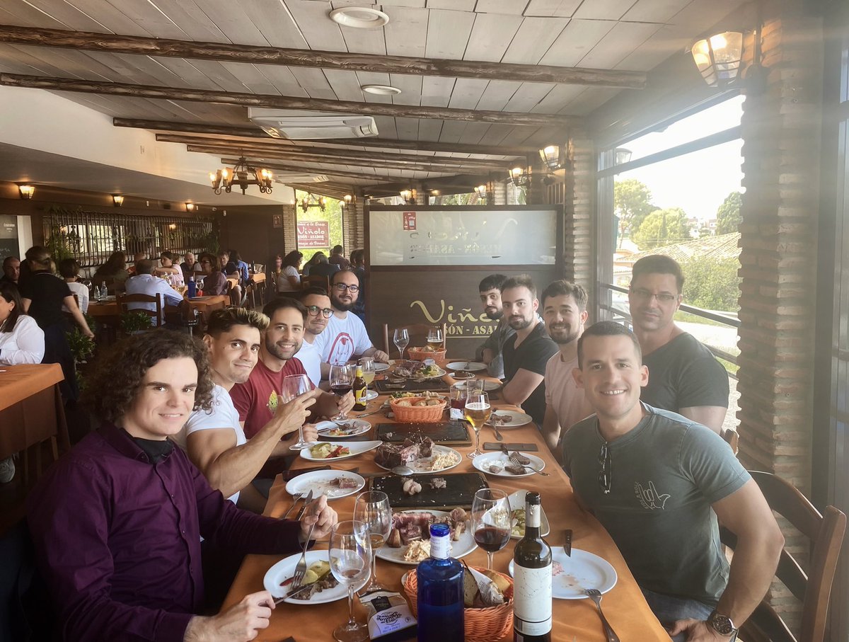 RedvelGames's tweet photo. 🥂 Para el #TeamRedvel cualquier pretexto es bienvenido cuando se trata de reunirse y celebrar juntos. https://t.co/84wGdo6P1q