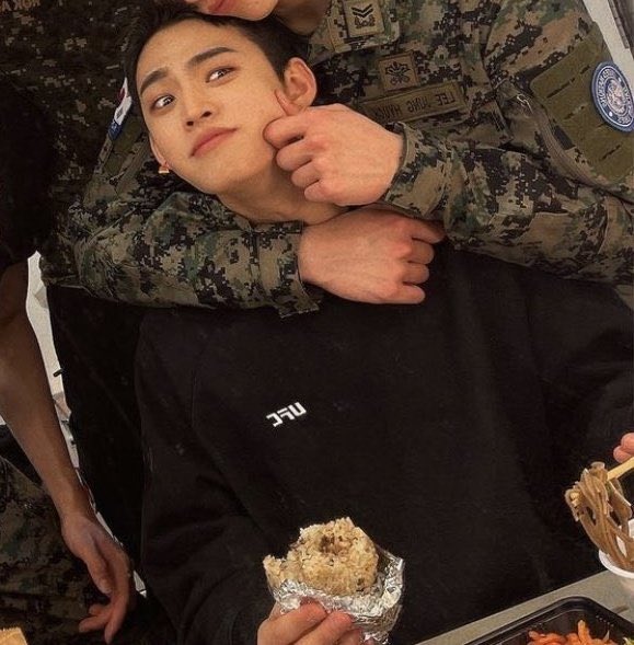 lvfryes's tweet photo. 꼬집히는와중에도한손엔주먹밥한손엔메밀국수가 https://t.co/D6Z5cicQUV