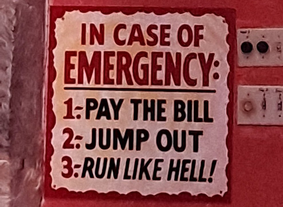 LyzGuen's tweet image. #publichumor