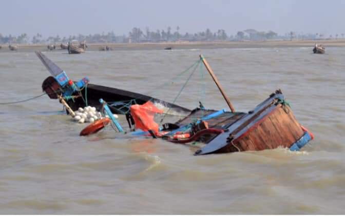 Don_greg's tweet photo. This is a local boat that capsized in Warri North Delta state, a local government so blessed with a lot of wealth in a rich state, but the people wallow in abject poverty. This is one of the local boat for transportation. I weep for my people. https://t.co/KRNw1ocTLF