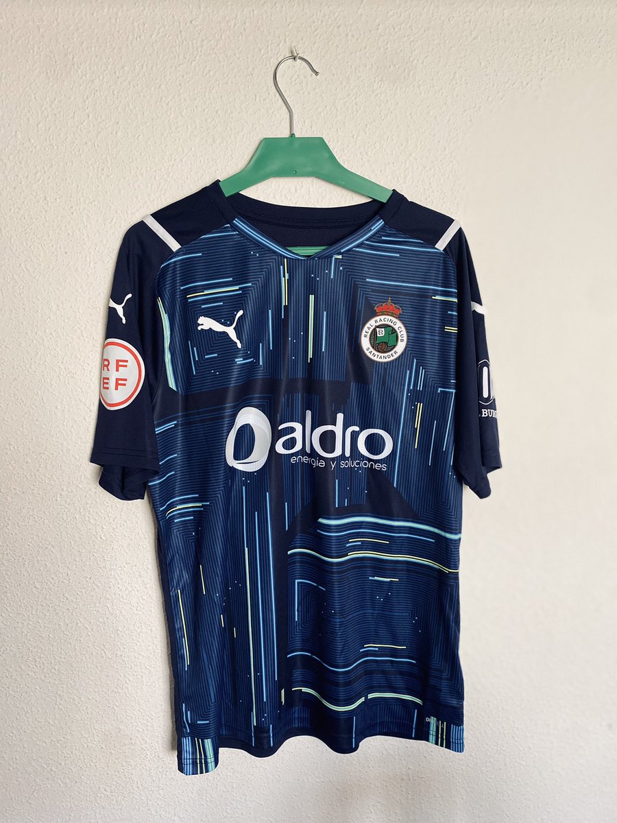 FutbolMallorca's tweet photo. 👏 La temporada del @realracingclub en #PrimeraRFEF es para enmarcar.

Los cántabros han ascendido a #LaLigaSmartBank y @Miquel1Parera ha sido un claro protagonista. 🧤

¿Quieres ganar su camiseta? 😏👕

Para participar ➡️ RT al tuit + Follow.

🗓 El sorteo se cierra el 13/05. https://t.co/ZhPIqOZk5i