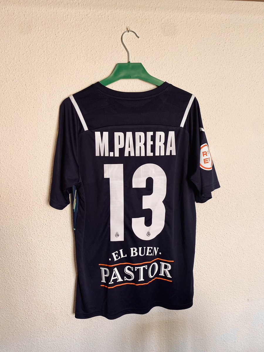 FutbolMallorca's tweet photo. 👏 La temporada del @realracingclub en #PrimeraRFEF es para enmarcar.

Los cántabros han ascendido a #LaLigaSmartBank y @Miquel1Parera ha sido un claro protagonista. 🧤

¿Quieres ganar su camiseta? 😏👕

Para participar ➡️ RT al tuit + Follow.

🗓 El sorteo se cierra el 13/05. https://t.co/ZhPIqOZk5i