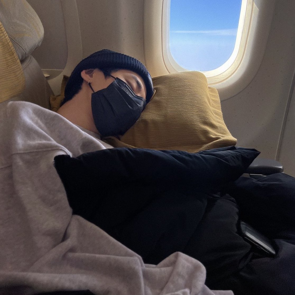 err_or__error's tweet photo. 제가 서울 왔다가 지금 제주 다시 내려가면서
ㅇㅅㅇㄴ ㅂㅈㄴㅅ를 타고 내려가는데
이게 말이죠 …..
한개는 말이 안됨 .. 두개임 확실히 두개임
그리고 나 키작은데 저 한개에 누웠더니
이런 자세 절대 안나옴 한개는 아님 두개이상임 촴내 옆에 아무도 안타시면 두개 올려서 찍어보겠음 팡푸만세 https://t.co/ZyAZ91beym