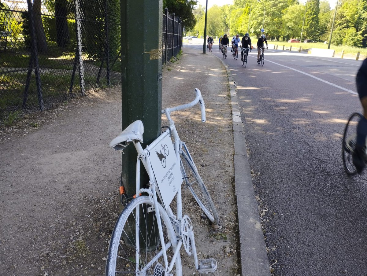 On a mis une plaque pour Philippe #veloblanc #ghostbike