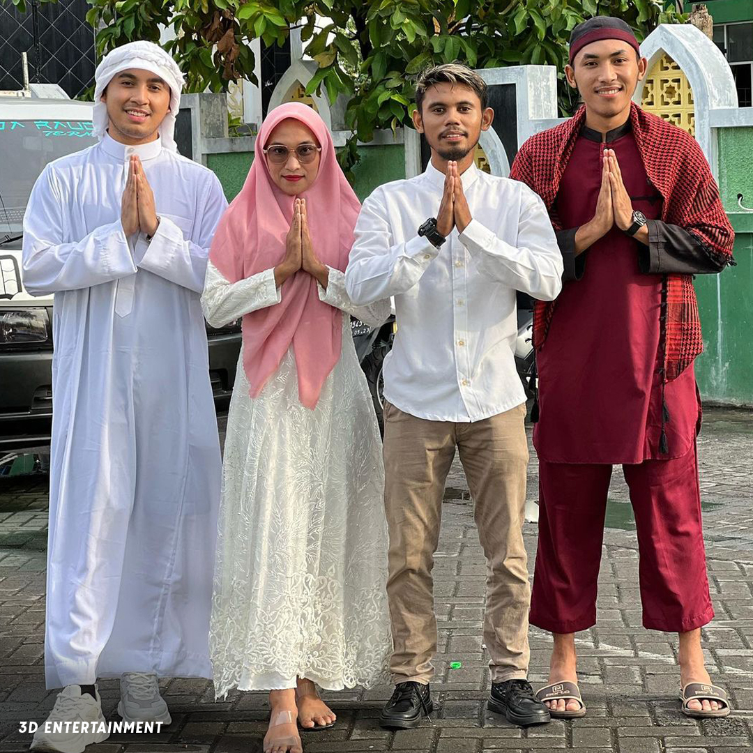 3dent_id's tweet photo. Masih belum mau move on dari suasana Idul Fitri, meski udah harus balik ke aktifitas biasanya yah. Intip dulu update-an artis-artis 3D Entertainment ketika Lebaran kemarin.
Kira-kira mana nih yang sama dengan kamu?

#3dent #idulfitri https://t.co/8kAIWdkQhN